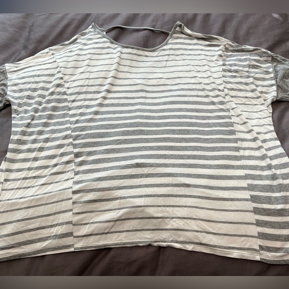 Women’s BKE top cream and grey. Keyhole and crisscross design on back. - Picture 5 of 5